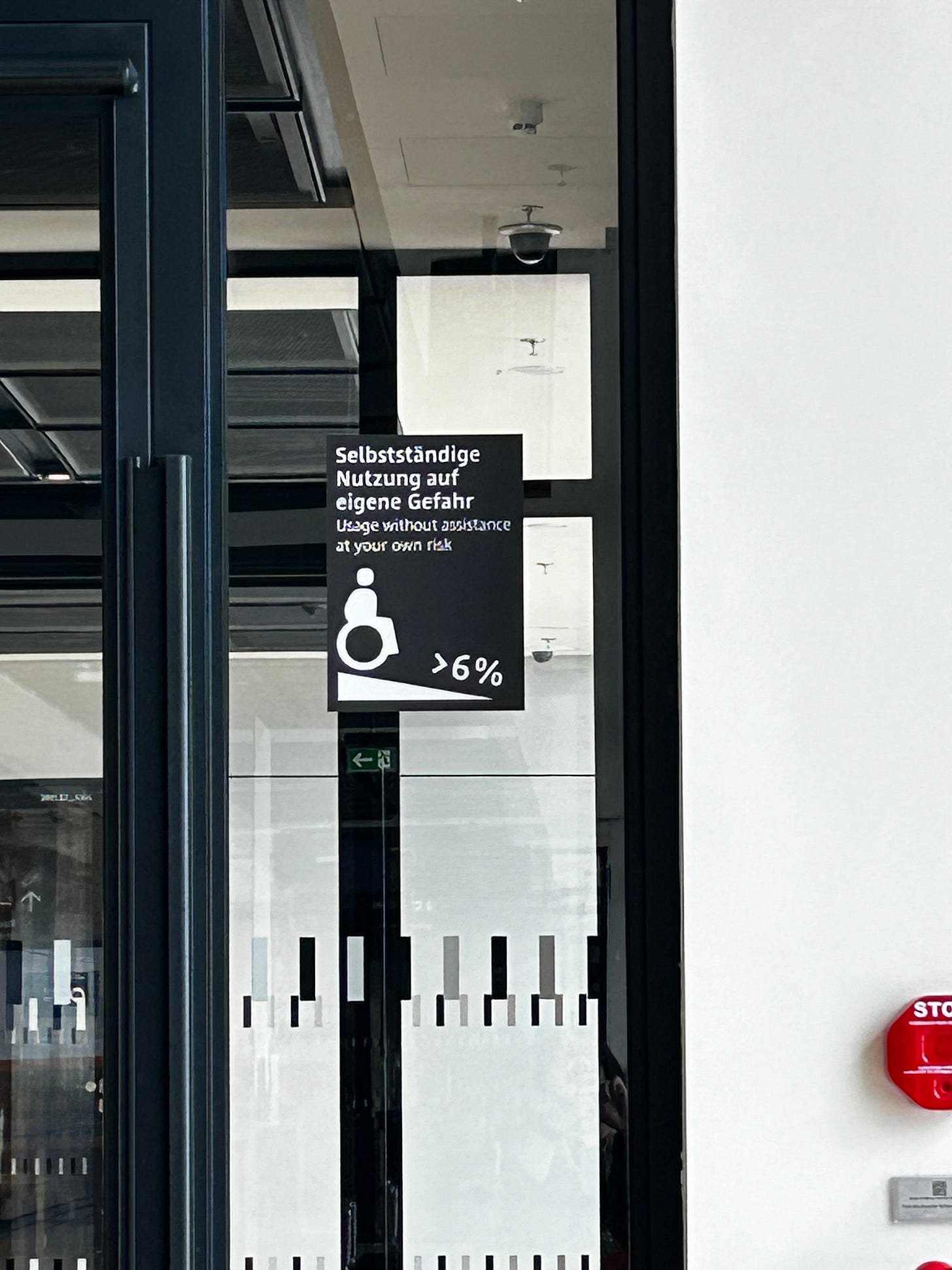 Sign "Usage without assistance at your own risk" and a wheelchair symbol >6%