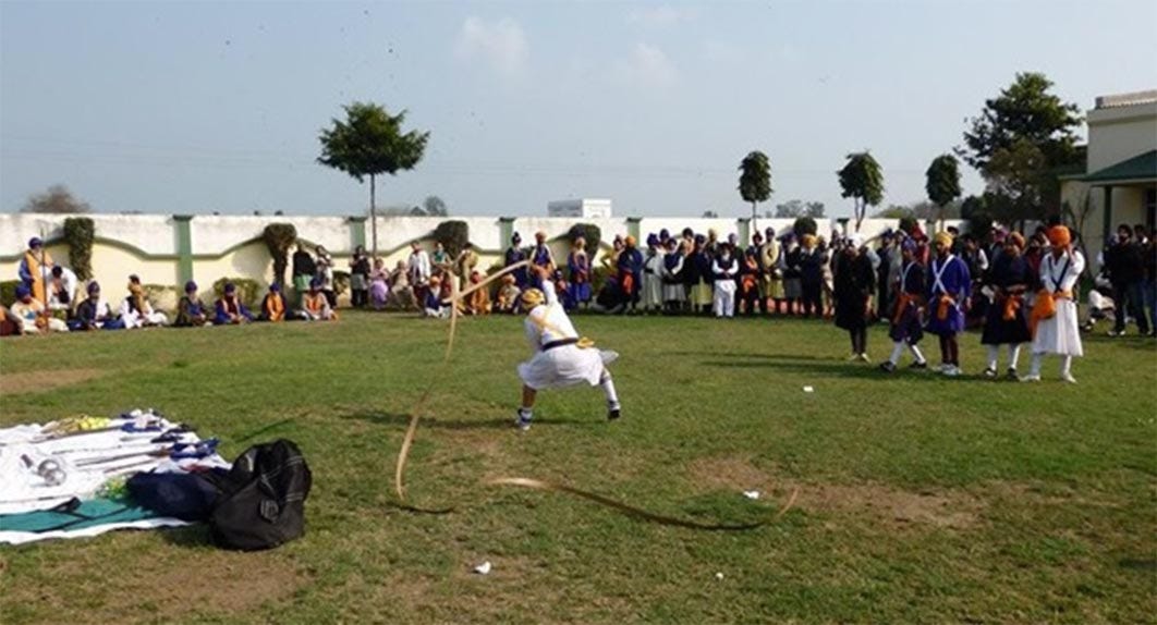 Gatka exponent giving an urumi demonstration during the First Gurmati Sikhaarthee Sammelan Sachkhoj Academy Sirhind. (SukhwinderSinghNihangSingh/CC BY-SA 3.0) Gatka exponent giving an urumi demonstration during the First Gurmati Sikhaarthee Sammelan Sachkhoj Academy Sirhind. (SukhwinderSinghNihangSingh/CC BY-SA 3.0)