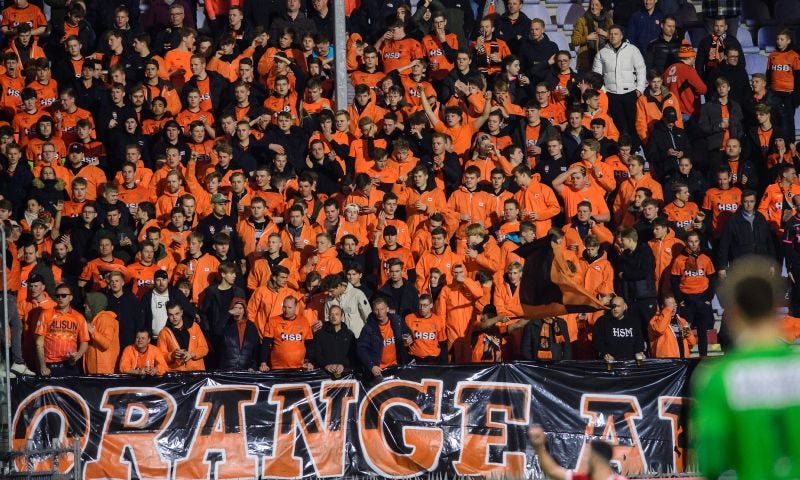 Volendam-fans slopen stoeltjes, wasbakken en wc's: 'Kost al snel ... Volendam-fans slopen stoeltjes, wasbakken en wc's: 'Kost al snel ...