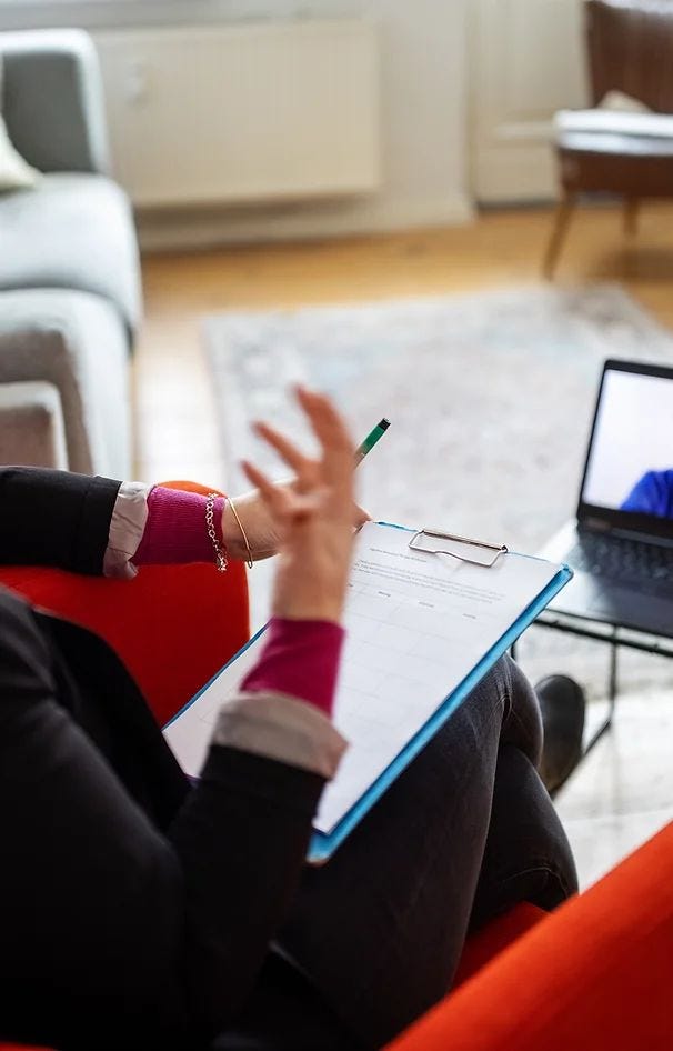 # Terapia online vs cabinet: ce alegi și de ce funcționează ambele  **Meta Description:** Terapie online sau la cabinet? Descoperă avantajele și dezavantajele fiecăreia, situații specifice când una e mai potrivită și cum să iei decizia corectă pentru tine.  **Slug:** terapie-online-vs-cabinet-ghid-complet  **Primary Keyword:** terapie online  **Secondary Keywords:** terapie online vs cabinet, terapie la cabinet, psihoterapie online, terapie EFT online, psihoterapeut online București  **Internal Links:** - [[terapie-cuplu-eft-ce-este-cum-functioneaza]] - [[atasament-anxios-frica-abandon-vindecare]] - [[ciclul-negativ-cuplu-eft-identificare-intrerupere]] - [[anxietate-relationala-forme-vindecare-eft]] - [[relatii-abuzive-vindecare-emotionala-eft]] - [[siguranta-emotionala-relatii-cum-construiesti]]  ---  **Timp de citit:** 15 minute  Întrebarea pe care o primesc cel mai des după *„Cum funcționează terapia EFT?"* este: **„Pot face terapie online sau trebuie să vin la cabinet?"**  Răspunsul scurt: **ambele funcționează**. Dar nu pentru oricine și nu în orice situație.  Răspunsul lung — cel care te ajută să decizi cu adevărat ce e potrivit pentru tine — este ceea ce urmează în acest articol.  În ultimii ani, de când fac terapie **și online și la cabinet**, am învățat ceva fundamental: **mediul contează mai puțin decât siguranța emoțională**. Dar asta nu înseamnă că mediul nu contează deloc.  Acest articol îți explică: - **Ce pierzi și ce câștigi** în fiecare format - **Când terapia online e mai potrivită** decât cabinetul - **Când cabinetul e esențial** și de ce - **Cum să iei decizia corectă** pentru situația ta - **Miturile despre terapia online** și ce spune cercetarea  ---  ## Ce este terapia online (și ce nu este)  **Terapia online** (sau **terapia prin videoconferință**) este o formă de psihoterapie desfășurată prin platforme video (Zoom, Google Meet, platforme dedicate) în care terapeutul și clientul/cuplul comunică **în timp real**, prin video și audio.  ### Ce NU este terapia online:  ❌ **Nu este terapie prin email sau mesaje text**   Terapia necesită **interacțiune în timp real**, nu comunicare asincronă.  ❌ **Nu este „mai puțin reală" decât terapia la cabinet**   Procesul terapeutic, tehnicile folosite și profunzimea muncii emoționale sunt **identice**.  ❌ **Nu este „pentru cei care nu au timp să meargă la cabinet"**   Este o **opțiune echivalentă**, nu un compromis.  ### Ce ESTE terapia online:  ✅ **Psihoterapie completă** desfășurată prin videoconferință   ✅ **Aceleași tehnici terapeutice** (EFT, EFIT, lucru cu emoții primare)   ✅ **Aceeași durată** (ședințe de 50-75 minute)   ✅ **Aceeași frecvență** (săptămânal sau la 2 săptămâni)   ✅ **Aceeași confidențialitate** (platforme securizate, criptate)  ---  ## Terapia online: avantaje și ce câștigi  ### 1. Accesibilitate geografică  **Cel mai mare avantaj al terapiei online este că elimină bariera distanței.**  **Exemple concrete:**  - **Cupluri în relații la distanță** — unul e în București, celălalt în Cluj; pot face terapie de cuplu din locații diferite - **Persoane din orașe mici** — unde nu există terapeuți EFT certificați - **Români din diaspora** — care vor terapie în limba română, cu un terapeut care înțelege contextul cultural  **Fără terapia online, acești oameni n-ar avea acces deloc la terapie EFT specializată.**  ---  ### 2. Flexibilitate în programare  **Terapia online elimină timpul de deplasare** — ceea ce înseamnă că poți programa ședințe:  - În pauza de masă (dacă ai un spațiu privat la birou) - Seara, după ce copiii s-au culcat - Dimineața devreme, înainte de program - În zilele când lucrezi de acasă  **Pentru părinți, persoane cu dizabilități sau cariere cu program imprevizibil, această flexibilitate nu este un lux. Este diferența dintre a face terapie și a nu o face deloc.**  ---  ### 3. Confort și siguranță în propriul spațiu  **Unii oameni se deschid mai ușor în propriul spațiu.**  **De ce?**  - **Nu există drumul de întoarcă în trafic** după o ședință emoțional intensă - **Poți plânge** fără să simți că trebuie să te „recompui" înainte să ieși din cabinet - **Mediul familiar** reduce anxietatea socială sau frica de spații necunoscute - **Controlul asupra mediului** — temperatura, lumina, poziția în cameră  **Exemplu din practică:**  *Maria (34 ani) avea **anxietate socială severă**. Ideea de a merge la un cabinet necunoscut, de a interacționa cu alte persoane în sala de așteptare, de a lăsa mașina într-o zonă necunoscută — toate acestea o blocau complet.*  *Online, din propriul dormitor, cu ușa încuiată, **a putut începe terapia**. Și a progresat semnificativ.*  ---  ### 4. Reducerea stigmatului  **Pentru unii oameni, ideea de a merge fizic la un „cabinet de psihoterapie" este încărcată emoțional.**  **Stigmatul se manifestă prin:**  - Frica că cineva îi va vedea intrând în cabinet - Rușinea de a „avea nevoie de ajutor" - Mesajele interioare: *„Dacă merg la terapie, înseamnă că am eșuat"*  **Terapia online reduce aceste bariere psihologice.** Nu elimină stigmatul complet, dar îl face mai ușor de navigat pentru cei aflați la început de drum.  ---  ### 5. Continuitate în situații de criză sau schimbare  **Viața se întâmplă.** Pandemii. Relocări. Spitalizări. Carantină. Călătorii de serviciu prelungite.  **Terapia online permite continuitatea** chiar și când circumstanțele se schimbă brusc.  **Exemplu:**  *Un cuplu cu care lucram la cabinet a trebuit să se mute în alt oraș din motive de serviciu. Fără opțiunea online, ar fi întrerupt procesul terapeutic la mijloc — exact când începuseră să facă progrese.*  *Online, am continuat. Și au finalizat terapia cu succes.*  ---  ## Terapia online: dezavantaje și ce pierzi  ### 1. Pierderea energiei și prezenței fizice din cameră  **Nu poți simți prezența fizică a celuilalt la fel.**  În cabinet: - Simți cum se schimbă **atmosfera** când cineva e pe punctul de a spune ceva important - Simți **tensiunea corporală** în cameră - Simți **relaxarea** când ciclul negativ se întrerupe  Online: - Aceste schimbări subtile sunt **mai greu de detectat** - Energia **nu circulă la fel**  **Asta contează?**  Da, mai ales în **terapia de cuplu**, unde dinamica dintre parteneri este la fel de importantă ca ceea ce spun.  **Dar:** Un terapeut EFT experimentat poate **compensa** prin atenție sporită la tonul vocii, expresii faciale, sincronizare și micro-expresii vizibile pe ecran.  ---  ### 2. Micile semnale nonverbale sunt mai greu de observat  **În cabinet, terapeutul vede:**  - Mâinile încleștate sub masă - Piciorul care se mișcă nervos - Privirea evitată în ultimul moment - Corpul care se retrage imperceptibil când partenerul se apropie emoțional  **Online, camerele video surprind doar:**  - Partea superioară a corpului - Expresiile faciale (dacă lumina e bună și conexiunea e stabilă)  **Soluția:** Terapeutul EFT **învață să compenseze** prin întrebări directe: *„Ce simți în corp acum? Unde simți tensiunea? Ce face corpul tău în momentul ăsta?"*  ---  ### 3. Distracțiile din mediul casnic  **Acasă există distracții pe care le controlezi mai puțin:**  - Câinele care latră - Copilul care deschide ușa - Livrarea de la curier - Vecinul care dă gaură în perete - Notificările de pe telefon/laptop  **În cabinet, spațiul este controlat.** Nimic nu te întrerupe. Doar tu, terapeutul și procesul terapeutic.  **Recomandare:** Dacă alegi terapia online, creează un **„spațiu terapeutic"** acasă:  - Cameră cu ușă care se încuie - Telefon pe silențios - Anunță familia că ai nevoie de 75 de minute neîntrerupte - Notificare „Nu deranjați" pe ușă  ---  ### 4. Necesită disciplină și auto-containere  **La cabinet, conținerea vine și din spațiu.**  Știi că ai intrat într-un loc dedicat procesului terapeutic. Când ieși, ieși din acel spațiu — fizic și emoțional.  **Online, totul se întâmplă în același loc** unde dormi, mănânci, te cerți cu partenerul, joci cu copiii.  **Unii oameni au nevoie de separare fizică** pentru a putea accesa profunzimea emoțională pe care terapia o cere.  ---  ### 5. Probleme tehnice pot întrerupe sesiunea  **Conexiunea poate cădea. Laptopul se poate descărca. Platforma se poate bloca.**  Aceste întreruperi: - Distrug **fluxul emoțional** - Creează **frustrare** - Pot activa **anxietatea sau frica de abandon** la persoane cu istoric de atașament anxios  **Soluția:** Terapeutul și clientul stabilesc din prima ședință un **protocol pentru probleme tehnice**:  - Cum ne reconectăm dacă cade legătura - Ce facem dacă problema nu se rezolvă în 5 minute - Cum recuperăm ședința (prelungire sau reprogramare)  ---  ## Terapia la cabinet: avantaje și ce câștigi  ### 1. Prezența fizică și energia din cameră  **Terapia la cabinet permite detectarea subtilă a tuturor semnalelor nonverbale:**  - Cum respiră cineva - Cum se mișcă în scaun când subiectul devine inconfortabil - Cum se evită privirea - Cum corpul se deschide sau se închide  **În terapia de cuplu EFT, acestea sunt esențiale** pentru identificarea ciclului negativ și a momentelor de reconectare.  ---  ### 2. Spațiu neutru, sigur și dedicat  **Cabinetul este un spațiu care aparține procesului terapeutic.**  Nu este casa ta. Nu este locul tău de muncă. Nu este locul unde ai conflicte cu partenerul.  Este un **spațiu neutru** unde amândoi partenerii pot **să fie vulnerabili fără teama că teritoriul cuiva este „invadat"**.  ---  ### 3. Separare fizică și psihologică de stresul zilnic  **Pentru unii oameni, a ieși din casă pentru terapie este esențial.**  **De ce?**  - **Acasă = haos, conflict, amintiri negative** - **Cabinetul = spațiu curat emoțional**, unde poți respira  **Exemplu:**  *Ionuț (40 ani) lucra de acasă, avea doi copii mici și o relație tensionată cu partenera. Acasă nu exista niciun moment de liniște. Terapia online nu funcționa — era întrerupt constant, nu putea să se concentreze.*  *La cabinet, **pentru prima dată în săptămâni, avea 75 de minute de liniște completă**. Și acolo a putut să acceseze emoțiile pe care le evitase luni de zile.*  ---  ### 4. Mai puține distracții și întreruperi  **La cabinet:** - Telefonul e pe silențios - Nimeni nu deschide ușa - Nu există notificări - **Doar tu și procesul terapeutic**  Acest **containment fizic** permite o **adâncime emoțională** pe care unii oameni nu o pot atinge acasă.  ---  ### 5. Potrivit pentru lucrul cu traume severe  **În lucrul cu:** - **Traume relaționale severe** (abuz, violență, gaslighting) - **PTSD relațional** - **Disociere sau depersonalizare**  ...prezența fizică a terapeutului poate face **diferența dintre siguranță și copleșire**.  **De ce?**  Pentru că sistemul nervos **se reglează mai ușor prin co-prezenă fizică** decât prin ecran.  → **Citește mai mult:** [Vindecare după relații abuzive: de ce plecatul nu este suficient](#)  ---  ## Terapia la cabinet: dezavantaje și ce pierzi  ### 1. Timp de deplasare și logistică  **Pentru a ajunge la cabinet:** - Drum dus-întors (30 min – 2 ore în funcție de trafic) - Parcare (uneori dificilă în București) - Costuri suplimentare (benzină, parcare, transport public)  **Pentru un cuplu cu copii mici sau cariere solicitante, aceste 2-3 ore pe săptămână pot fi imposibil de găsit.**  ---  ### 2. Mai puțină flexibilitate în programare  **Cabinetul are:** - Program fix (ex: L-V, 10:00-18:00) - Locație fixă - Necesită **prezență fizică simultană** (dificil pentru cupluri în relații la distanță)  **Online permite:** - Ședințe seara târziu sau dimineața devreme - Flexibilitate în cazul călătoriilor de serviciu - Terapie de cuplu când partenerii sunt în orașe diferite  ---  ### 3. Poate reactiva anxietatea socială  **Pentru persoane cu:** - **Anxietate socială** - **Frică de judecată** - **Teamă de spații noi**  ...ideea de a merge la cabinet poate fi **atât de copleșitoare** încât nu încep niciodată terapia.  **Online reduce această barieră.**  ---  ### 4. Bariere geografice și financiare  **Nu toată lumea are acces la un terapeut EFT certificat în orașul lor.**  În România: - Majoritatea terapeuților EFT sunt în **București, Cluj, Brașov, Timișoara** - În orașele mici, **oferta e limitată sau inexistentă**  **Fără opțiunea online, acești oameni rămân fără acces.**  ---  ## Când e terapia online mai potrivită: 5 situații concrete  ### Situația 1: Distanță geografică  **Ești în:** - Un oraș fără terapeuți EFT certificați - Relație la distanță (unul în București, celălalt în alt oraș) - Diaspora (vrei terapie în română, cu terapeut care înțelege contextul cultural)  **→ Online este singura opțiune viabilă.**  ---  ### Situația 2: Program imprevizibil sau foarte încărcat  **Ești:** - Părinte cu copii mici (greu de lăsat pentru 3 ore/săptămână) - Persoană cu dizabilitate (deplasarea e dificilă) - Carieră cu program variabil (ședințe la ore diferite) - Lucrezi în ture  **→ Flexibilitatea online face terapia posibilă.**  ---  ### Situația 3: Anxietate socială sau frică de stigmat  **Simți că:** - Ideea de a merge fizic la „cabinet de terapie" te copleșește - Frica de judecată e prea mare - Ai nevoie să începi terapia din confortul spațiului tău  **→ Online reduce barierele psihologice de start.**  ---  ### Situația 4: Partenerul refuză să meargă la „terapie"  **Uneori, „online, de acasă" sună mai puțin amenințător decât „la cabinet de terapie".**  Pentru unii oameni (mai ales bărbați cu mesaje culturale despre „slăbiciune" și „cerere de ajutor"), **terapia online e diferența dintre a începe și a nu începe deloc**.  ---  ### Situația 5: Continuitate în timpul călătoriilor sau relocărilor  **Dacă:** - Călătorești des pentru serviciu - Te-ai mutat într-un alt oraș - Situații de criză (pandemie, carantină)  **→ Online permite continuitatea procesului terapeutic fără întreruperi.**  ---  ## Când e terapia la cabinet esențială: 5 situații concrete  ### Situația 1: Trauma severă sau PTSD relațional  **Dacă ai:** - Istoric de **abuz fizic sau emoțional** în relații - **PTSD relațional** (flashback-uri, hipervigilență) - **Disociere** sau episoade de depersonalizare  **→ Prezența fizică a terapeutului poate face diferența în conținerea emoțională și reglarea sistemului nervos.**  ---  ### Situația 2: Mediul de acasă nu este sigur  **Dacă:** - Acasă există **conflict constant** - Partenerul e **controlant** sau abuziv - Nu ai **un spațiu privat** pentru ședințe  **→ Cabinetul devine refugiul sigur unde poți fi sincer/ă fără teamă.**  ---  ### Situația 3: Dificultăți de concentrare sau tulburări de atenție  **Dacă:** - Te distragi foarte ușor - Ai **ADHD** sau alte dificultăți de atenție - Acasă sunt **prea multe stimuli**  **→ Cabinetul elimină distracțiile și creează containment.**  ---  ### Situația 4: Nevoia de separare fizică și psihologică  **Dacă:** - Acasă = loc de muncă + conflict + copii + responsabilități - **Ai nevoie să ieși din spațiul ăsta** pentru a putea respira și procesa  **→ Cabinetul oferă separarea fizică necesară.**  ---  ### Situația 5: Preferința personală pentru prezență fizică  **Unii oameni pur și simplu funcționează mai bine în prezență fizică.**  Nu există o explicație rațională — e o preferință personală validă.  **→ Dacă simți că ai nevoie de prezența fizică a terapeutului, alege cabinetul.**  ---  ## Ce spune cercetarea: terapia online funcționează?  ### Studii despre eficacitatea terapiei online  **Meta-analizele recente arată că:**  ✅ **Terapia online are rezultate comparabile** cu terapia față-în-față pentru majoritatea tulburărilor emoționale și relaționale  ✅ **Anxietatea, depresia și problemele de cuplu** răspund la fel de bine la terapie online ca la terapie la cabinet  ✅ **Satisfacția clienților** este ridicată în ambele formate  ✅ **Alianța terapeutică** (relația dintre client și terapeut) se poate forma la fel de puternic online  **Surse:** - Backhaus et al. (2012): *"Videoconferencing psychotherapy: A systematic review"* - Slone et al. (2012): *"Telepsychology outcome research with children and adolescents"* - Simpson & Reid (2014): *"Therapeutic alliance in videoconferencing psychotherapy"*  ---  ### Limitări ale cercetării  **Important de știut:**  - Majoritatea studiilor sunt pe **terapie individuală**, nu de cuplu - **Terapia EFT online specifică** este mai puțin studiată (dar EFT în general are dovezi solide de eficacitate) - Cercetarea e în derulare — **pandemia COVID-19** a accelerat dramatic adoptarea terapiei online  ---  ## Cum să iei decizia corectă pentru tine: 7 întrebări  ### Întrebarea 1: Există bariere geografice sau logistice?  **Dacă da** → Online  ---  ### Întrebarea 2: Ai un spațiu privat, sigur și liniștit acasă?  **Dacă nu** → Cabinet  ---  ### Întrebarea 3: Ai istoric de traumă severă sau PTSD?  **Dacă da** → Cabinet (cel puțin la început)  ---  ### Întrebarea 4: Te distragi ușor sau ai dificultăți de concentrare?  **Dacă da** → Cabinet  ---  ### Întrebarea 5: Simți că ai nevoie de separare fizică de mediul de acasă?  **Dacă da** → Cabinet  ---  ### Întrebarea 6: Ești în relație la distanță sau călătorești mult?  **Dacă da** → Online  ---  ### Întrebarea 7: Ce format simți instinctiv că ți se potrivește?  **Ascultă-ți intuiția.** Uneori, corpul știe înainte ca mintea să rationalizeze.  ---  ## Pot combina online și cabinet?  **Da. Absolut.**  Mulți clienți încep la cabinet pentru a construi relația terapeutică și apoi:  - Continuă **online când călătoresc** - Alternează între **cabinet (pentru ședințe intense) și online (pentru ședințe de menținere)** - Trec la **online permanent** după câteva luni de cabinet  **Flexibilitatea este un avantaj, nu un compromis.**  ---  <div style="background-color: #2c1f14; color: #f5f0e8; padding: 30px; margin: 40px 0; border-left: 4px solid #c4835a;">  ## Informații cheie: Terapia online vs cabinet  **Care e diferența principală?**  Diferența principală este **mediul fizic** (spațiu comun la cabinet vs spațiu personal acasă) și **prezența fizică** (față-în-față vs prin ecran). Procesul terapeutic, tehnicile folosite și profunzimea muncii emoționale sunt identice.  **Terapia online e la fel de eficientă ca terapia la cabinet?**  Da. Cercetările arată că terapia online are rezultate comparabile cu terapia față-în-față pentru majoritatea problemelor emoționale și relaționale, inclusiv anxietatea, depresia și problemele de cuplu. Alianța terapeutică se poate forma la fel de puternic online.  **Când e terapia online mai potrivită?**  Terapia online e mai potrivită când: există distanță geografică, program imprevizibil, anxietate socială severă, partenerul refuză cabinetul sau ai nevoie de continuitate în timpul călătoriilor/relocărilor.  **Când e cabinetul esențial?**  Cabinetul e esențial când: ai traumă severă/PTSD relațional, mediul de acasă nu e sigur, te distragi ușor, ai nevoie de separare fizică de casă sau preferi instinctiv prezența fizică a terapeutului.  **Pot face terapie de cuplu online dacă suntem în orașe diferite?**  Da. Terapia de cuplu online funcționează și când partenerii sunt în locații diferite. Fiecare se conectează din propriul spațiu, iar terapeutul facilitează procesul terapeutic la fel ca în cabinet.  **Cât costă terapia online față de cabinet?**  De obicei, prețul e similar sau ușor mai mic online (economisești timpul și costurile de deplasare). În practica mea, tariful e identic pentru ambele formate, pentru că investiția de timp și expertiză a terapeutului e aceeași.  </div>  ---  ## Întrebări frecvente despre terapia online  **Terapia online e confidențială?**  Da. Terapeuții folosesc platforme securizate, criptate (Zoom cu setări de securitate, Google Meet, platforme dedicate GDPR-compliant). Confidențialitatea e la fel de protejată ca la cabinet.  **Ce fac dacă am probleme tehnice în timpul ședinței?**  Stabilești cu terapeutul din prima ședință un protocol: cum vă reconectați, ce faceți dacă problema persistă (reprogramare, prelungire). Problemele tehnice sunt rare, dar pot apărea.  **Pot face terapie online dacă nu sunt bun/ă cu tehnologia?**  Da. Nu ai nevoie de cunoștințe avansate — doar să știi să dai click pe un link și să îți pornești camera/microfonul. Terapeutul te ghidează pas cu pas în prima ședință.  **Ce echipament am nevoie pentru terapia online?**  Laptop sau telefon cu cameră și microfon funcționale, conexiune stabilă la internet, un spațiu privat și liniștit, eventual căști (pentru confidențialitate sporită).  **Copiii pot participa la terapia de familie online?**  Da. Terapia de familie EFFT funcționează și online, mai ales cu adolescenți care sunt deja confortabili cu tehnologia. Pentru copii foarte mici, cabinetul poate fi mai potrivit.  **Terapia online e mai ieftină?**  De obicei, prețul e similar. Economisești timp și bani pe deplasare, dar tariful terapeutului rămâne același (investiția de expertiză e identică).  ---  <div style="background-color: #2c1f14; color: #f5f0e8; padding: 40px; margin: 60px 0; text-align: center;">  ## Programează o primă ședință — online sau la cabinet  **Indiferent ce alegi — online sau cabinet — ceea ce contează este să începi.**  Terapia funcționează când te simți **în siguranță**, **văzut/ă** și **susținut/ă**. Iar asta se poate întâmpla în ambele formate.  Lucrez cu cupluri și persoane individuale folosind **Terapia Centrată pe Emoții** (EFT/EFIT), atât **online** cât și **la cabinet în București (Sector 1)**.  **Programează o primă ședință:** [alinablagoi.ro/programare](https://alinablagoi.ro/programare)  **Telefon:** 0730 587 458  În prima ședință, discutăm și despre ce format ți se potrivește mai bine — și poți schimba oricând dacă simți că celălalt ar funcționa mai bine.  </div>  ---  ## Concluzie: Nu e despre care e mai bună, ci despre ce funcționează pentru tine  **Terapia nu se întâmplă în cameră. Se întâmplă între oameni.**  Camera (fizică sau virtuală) e doar contextul.  **Ceea ce contează cu adevărat:** - Ești văzut/ă? - Ești auzit/ă? - Simți că e safe să fii vulnerabil/ă? - Terapeutul rămâne prezent, indiferent de mediu?  **Dacă răspunsul e da — nu contează unde te afli.**  Am avut cupluri care au făcut breakthrough-uri emoționale uriașe la cabinet. Și am avut cupluri care au făcut la fel online.  **Nu e despre mediu. E despre relația terapeutică.**  Alege formatul care îți permite **să începi și să continui** — ăsta e criteriul care contează cel mai mult.  ---  ## Articole recomandate  - **[Ce este terapia de cuplu EFT și cum funcționează](#)** — ghidul complet despre procesul terapeutic - **[Atașamentul anxios în relații: cum se vindecă](#)** — una din cele mai frecvente probleme în terapie - **[Ciclul negativ în cuplu: harta în 7 pași](#)** — ce lucrăm împreună în terapia de cuplu - **[Anxietatea relațională: cele 6 forme](#)** — cum afectează conexiunea cu partenerul - **[Siguranța emoțională în relații: ce înseamnă cu adevărat](#)** — fundamentul oricărei relații sănătoase  ---  **Informații importante**  Serviciile de psihoterapie sunt oferite online și în cabinet (București, Sector 1) de **Alina Blăgoi**, psiholog clinician și psihoterapeut **EFT** (Emotionally Focused Therapy).  Informațiile publicate pe acest site au scop educativ și nu înlocuiesc evaluarea psihologică, psihoterapia sau intervenția terapeutică individualizată.  Conținutul este actualizat periodic, în acord cu bunele practici din psihologia clinică, **teoria atașamentului** (John Bowlby) și **Terapia Centrată pe Emoții** (Sue Johnson).