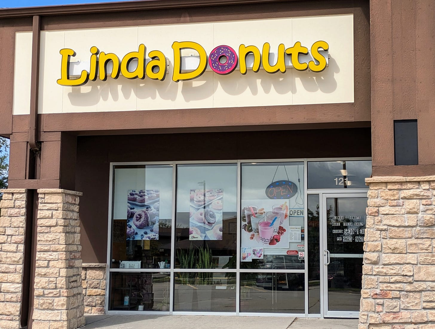 Linda Donuts exterior