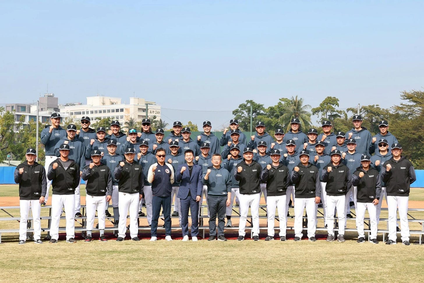 WBC台灣隊集訓亮相新款「TEAM TAIWAN」服裝掀熱議，球迷敲碗詢問何時開賣。（取自蔡其昌臉書）