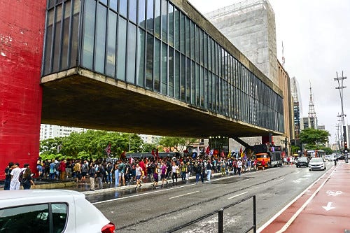 Cadeiras de praia no mirante do Masp Museu de Arte de São Paulo Assis  Chateaubriand | Pulsar Imagens | Banco imagens do Brasil