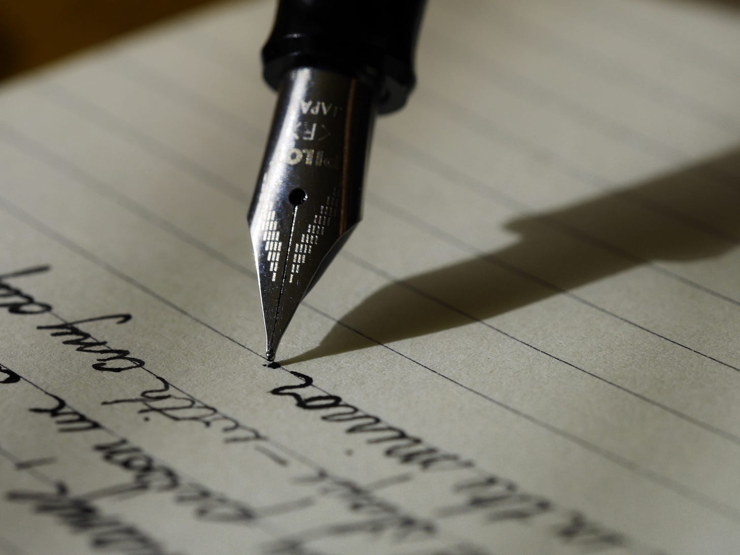 Testo che fluisce da una penna stilografica