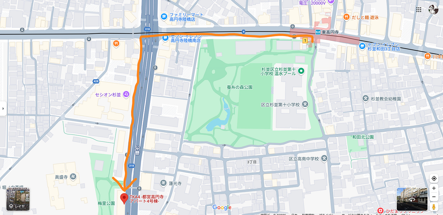 A Google Maps screenshot showing Higashi-Koenji Station and TKA4 at the same time. Two big streets meet on the top left, and to the right is the station, while to the bottom is TKA4. An orange-colored arrow shows the direction (using those big streets). グーグルマップのスクリーンショット。大通りが２つ交差しており、そこから右に行くと東高円寺駅、下に行くとTKA4である。オレンジの矢印でそれら大通りを通る道順が示されている。
