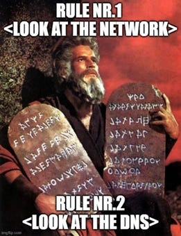 Immagine simbolica delle tavole della legge usata come metafora del metodo di troubleshooting. Immagine simbolica delle tavole della legge usata come metafora del metodo di troubleshooting.
