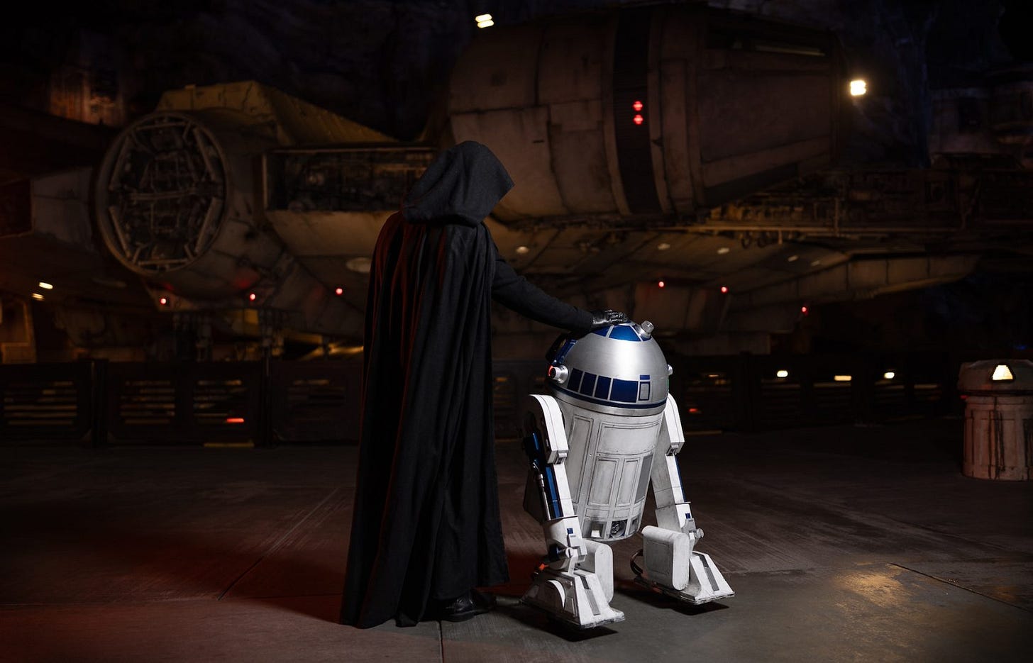 Star Wars: Galaxy’s Edge, a shadowy visitor on Batuu Star Wars: Galaxy’s Edge, a shadowy visitor on Batuu