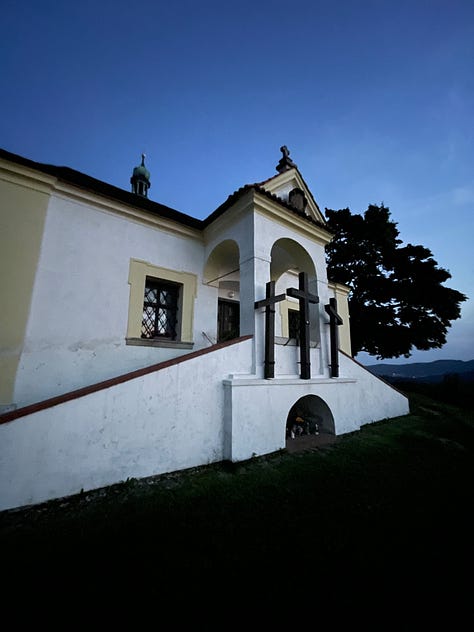 aeropuerto, estación de tren, plazas, ríos, iglesias