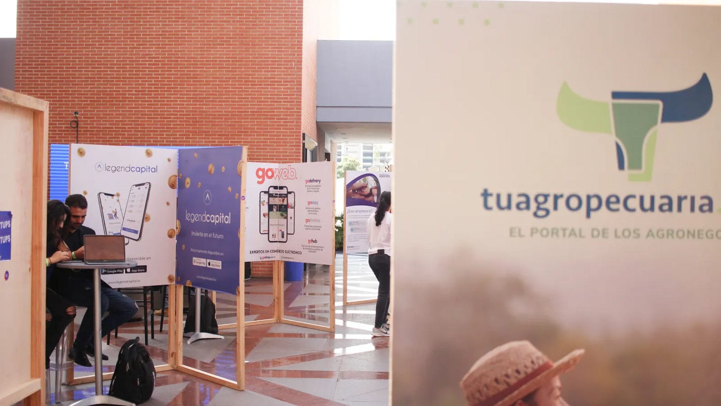 Stands de emprendimientos tecnológicos. Stands de emprendimientos tecnológicos.