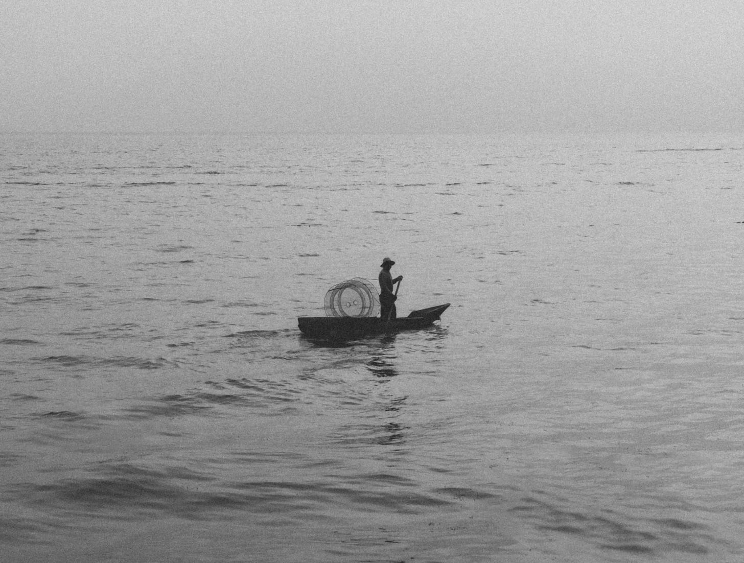 Foto di un pescatore sul lago Atitlán, simbolo di calma, pazienza e connessione profonda con la natura