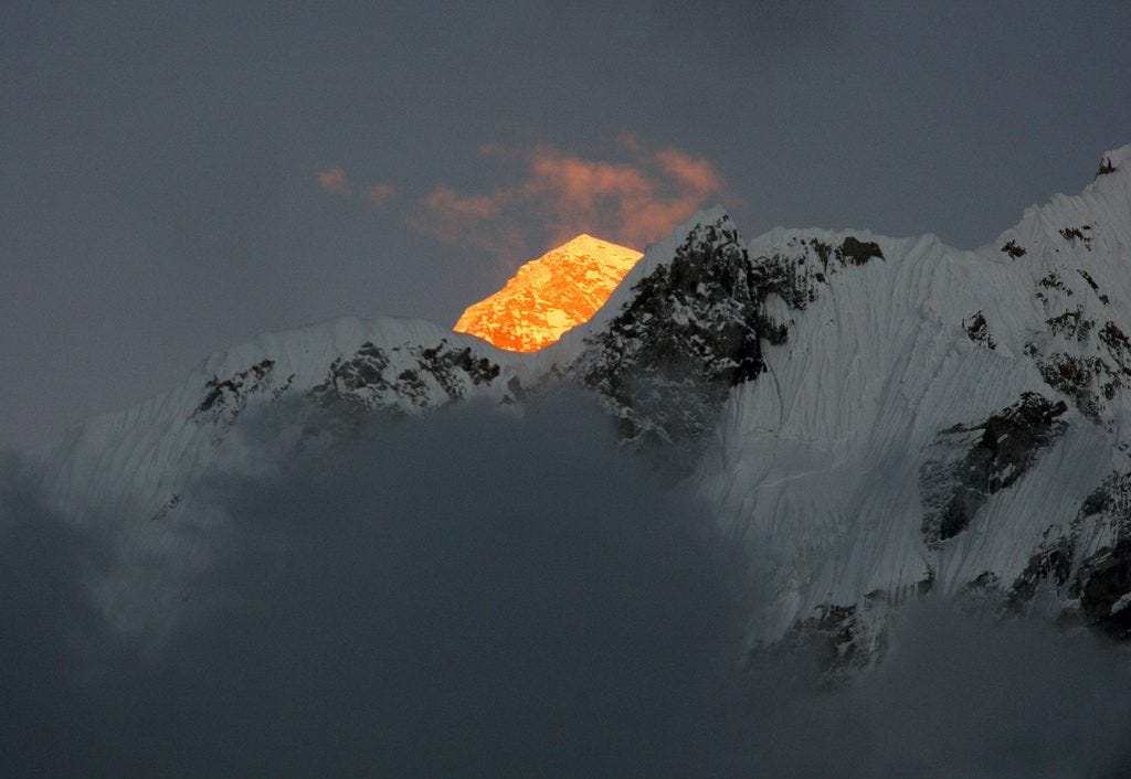 Mount Everest w blasku słońca (fot. Dylan Toh)