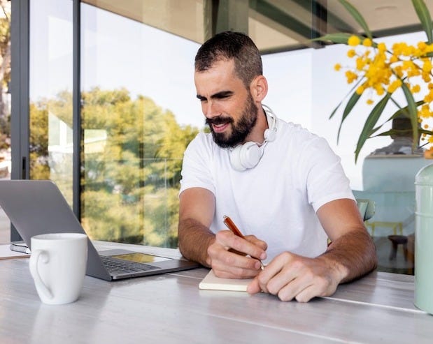 Hombre de tiro medio tomando notas