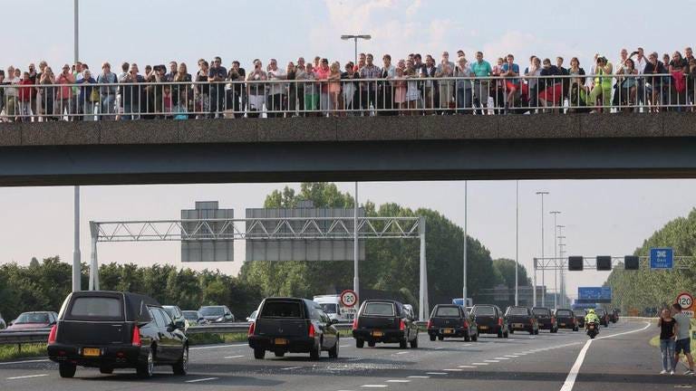 Duizenden mensen langs A2 en A27 voor voorlopig laatste rouwstoet MH17,  lijkt drukste dag - Omroep Brabant