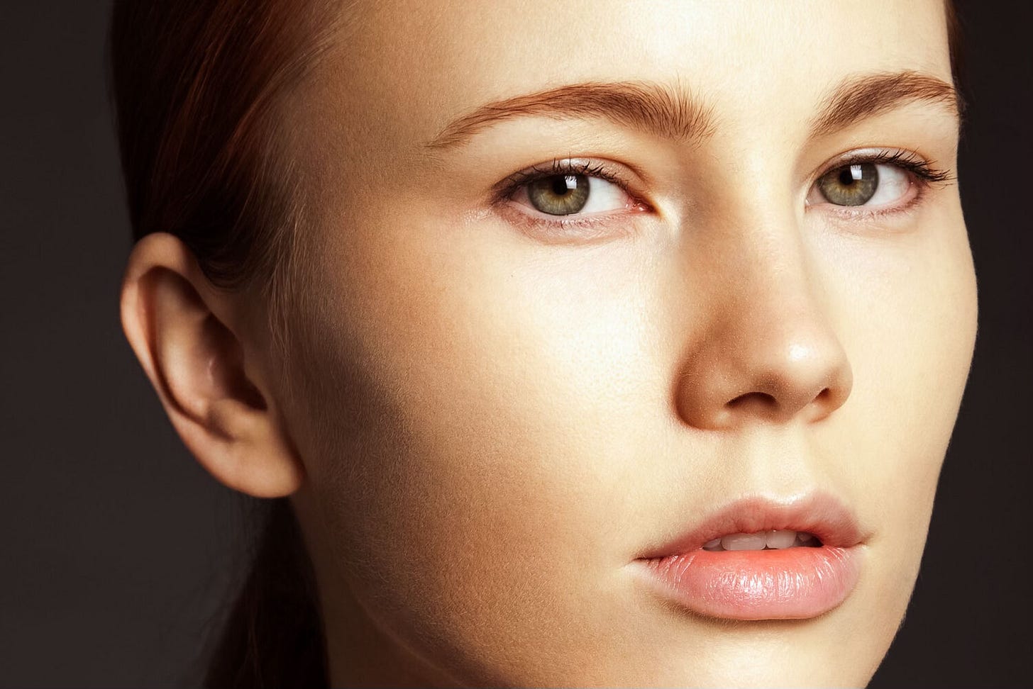 Ritratto di una giovane donna dagli occhi verdi