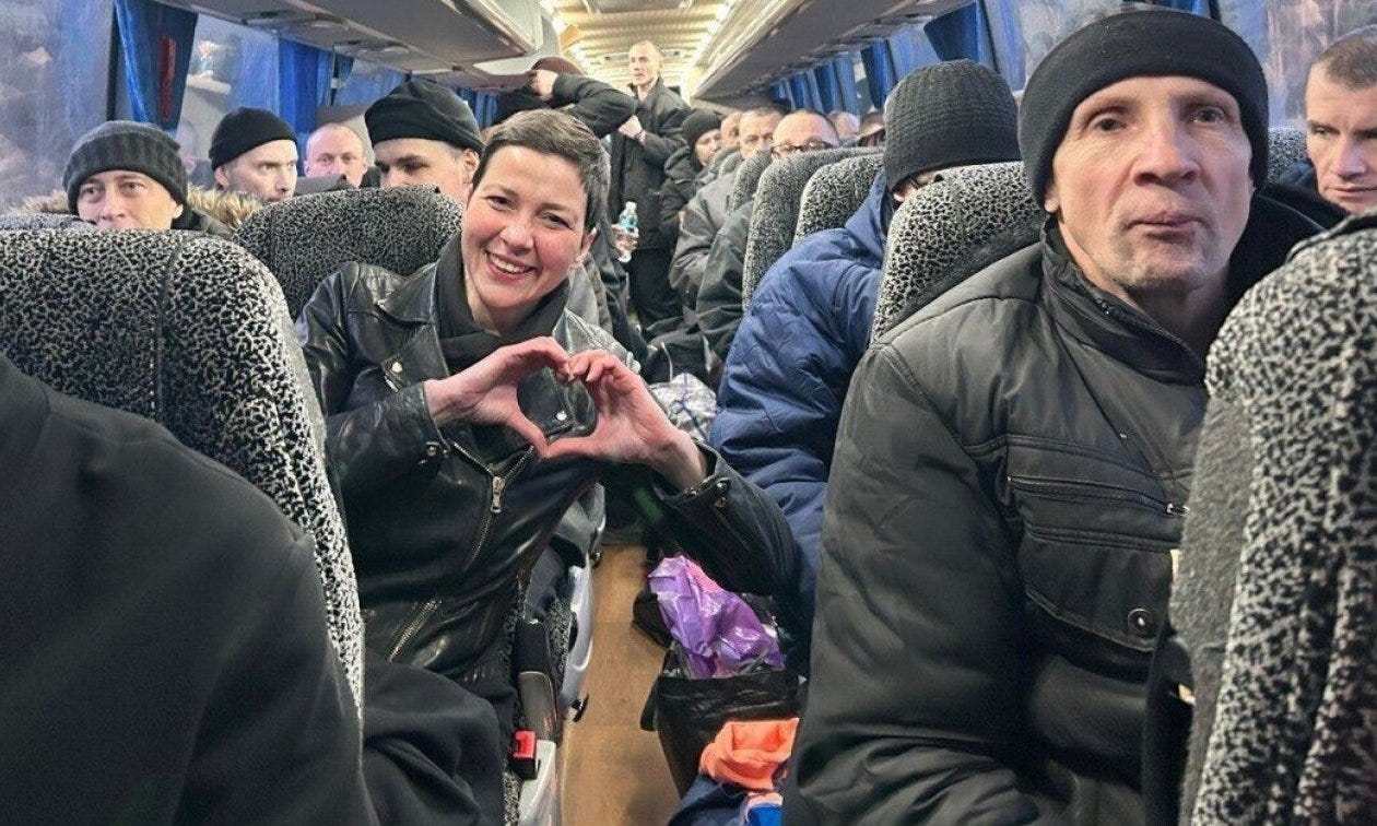 Мария Колесникова и большая часть освобождённых были вывезены в Украину, остальные выехали в Литву. (© picture-alliance/Associated Press/Press Service Of Coordination Headquarters for the Treatment of Prisoners of War)