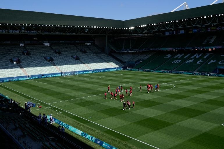 Canadian women's football players walk on the pitch in France