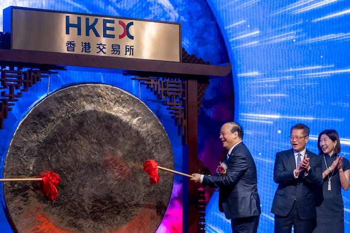 Robin Zeng, third right, the founder and chairman of CATL, strikes a gong during the listing ceremony at the Hong Kong Stock Exchange on May 20, 2025. Photo: Bloomberg