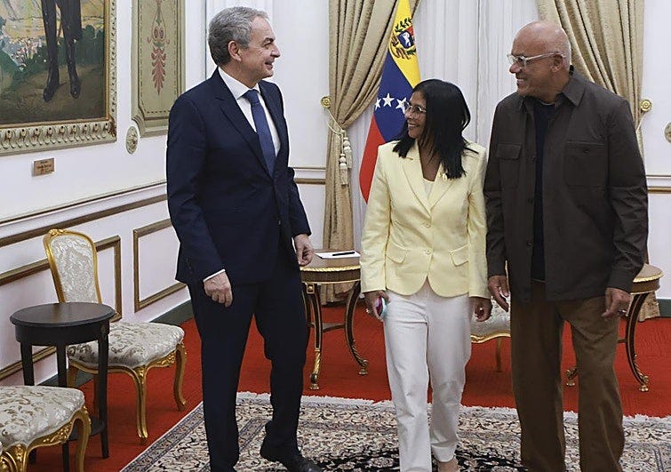 José Luis Rodríguez Zapatero, con la presidenta encargada de Venezuela, Delcy Rodríguez, y su hermano Jorge.