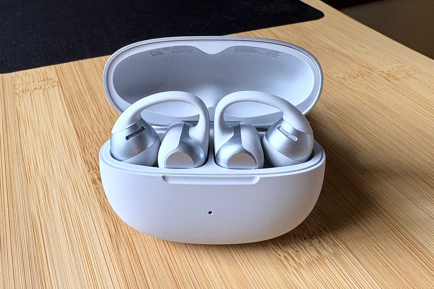 Shokz OpenDots 2, with case lid open. Shokz OpenDots 2, with case lid open.