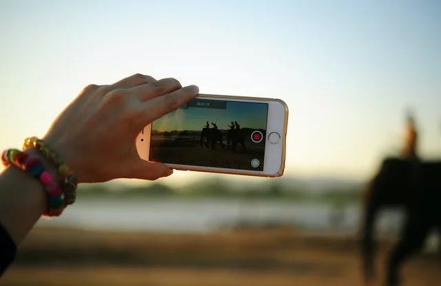 A phone video animation for your anniversary date at home
