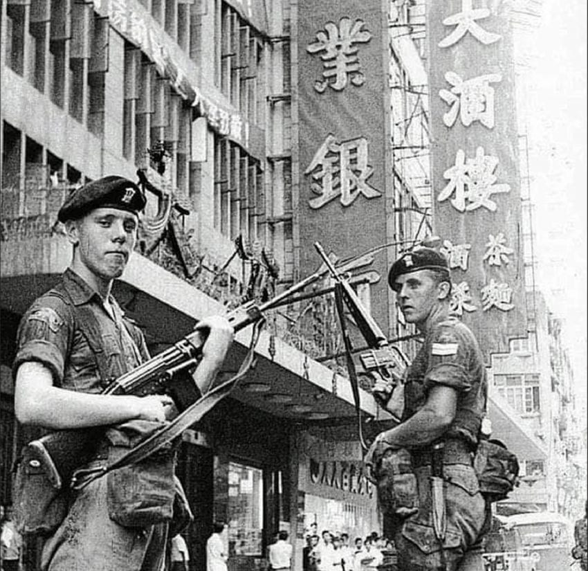 British soldiers of the Welsh Regiment, 1st Battalion in Hong Kong (1967)  [850x1316] : r/MilitaryPorn