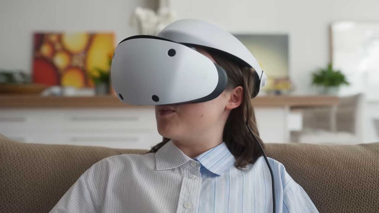 Bella Ramsey playing PSVR 2 Bella Ramsey playing PSVR 2