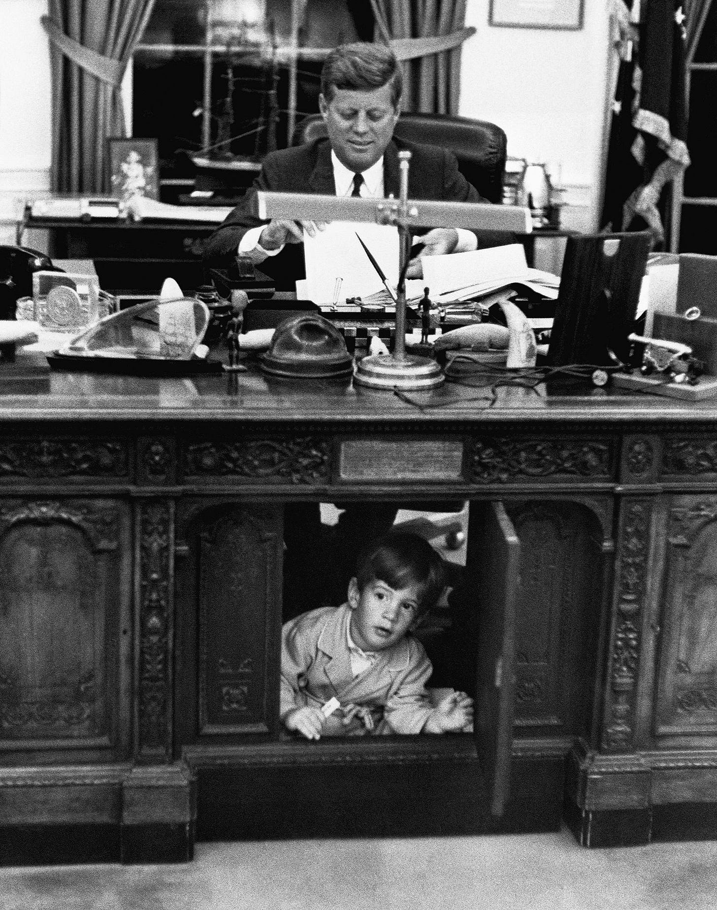 John F. Kennedy Jr. Exploring His Father's Desk In The Oval Office On  October 10, 1962 [1577 × 2000] : r/HistoryPorn