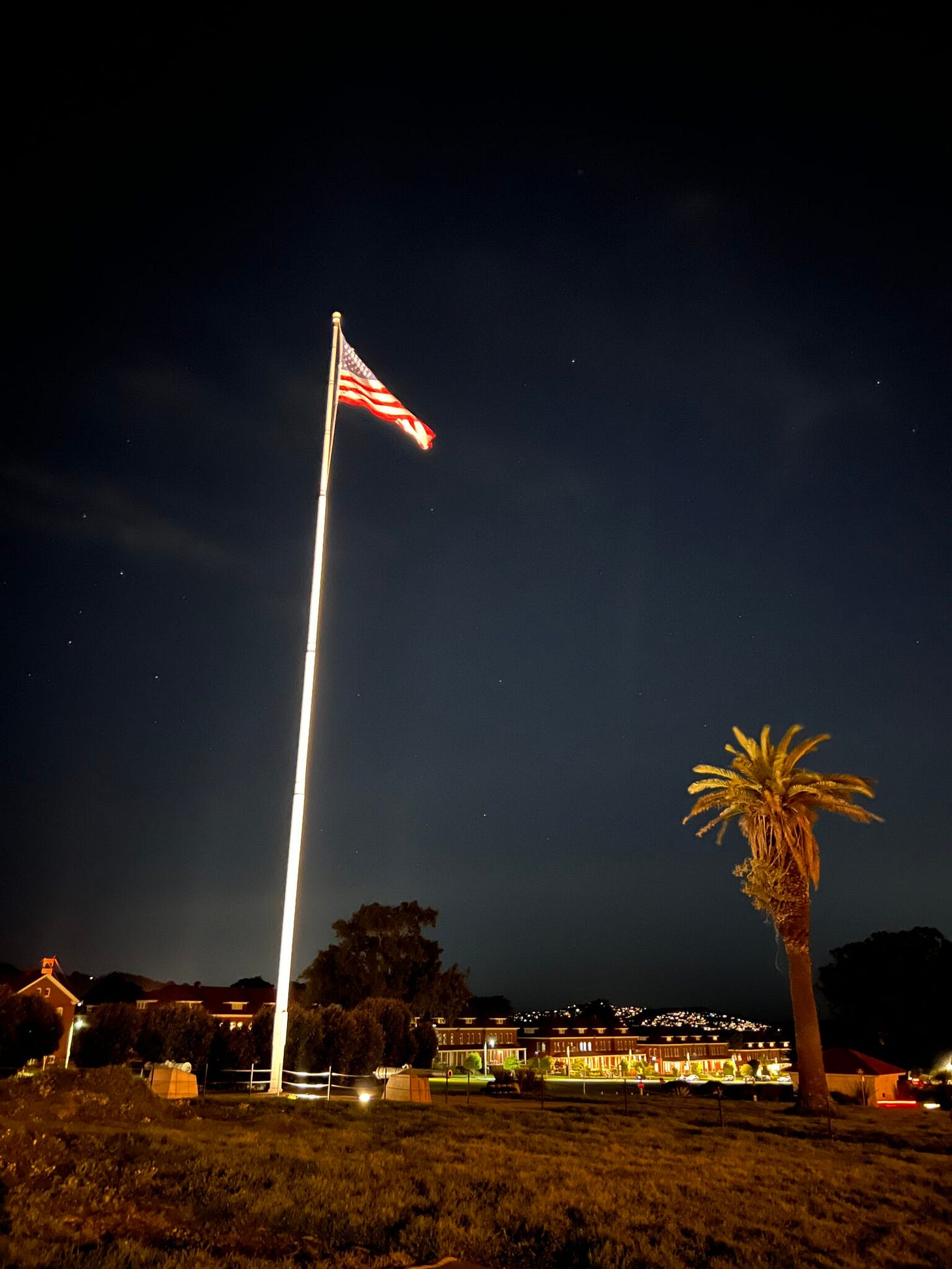 San Francisco bei Nacht Blick auf Stadt mit USA Flagge
