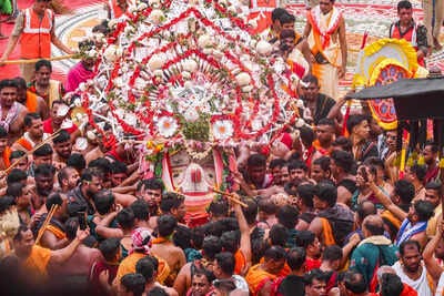 Puri Rath Yatra: Lord Balabhadra idol falls on servitors, 9 injured Puri Rath Yatra: Lord Balabhadra idol falls on servitors, 9 injured