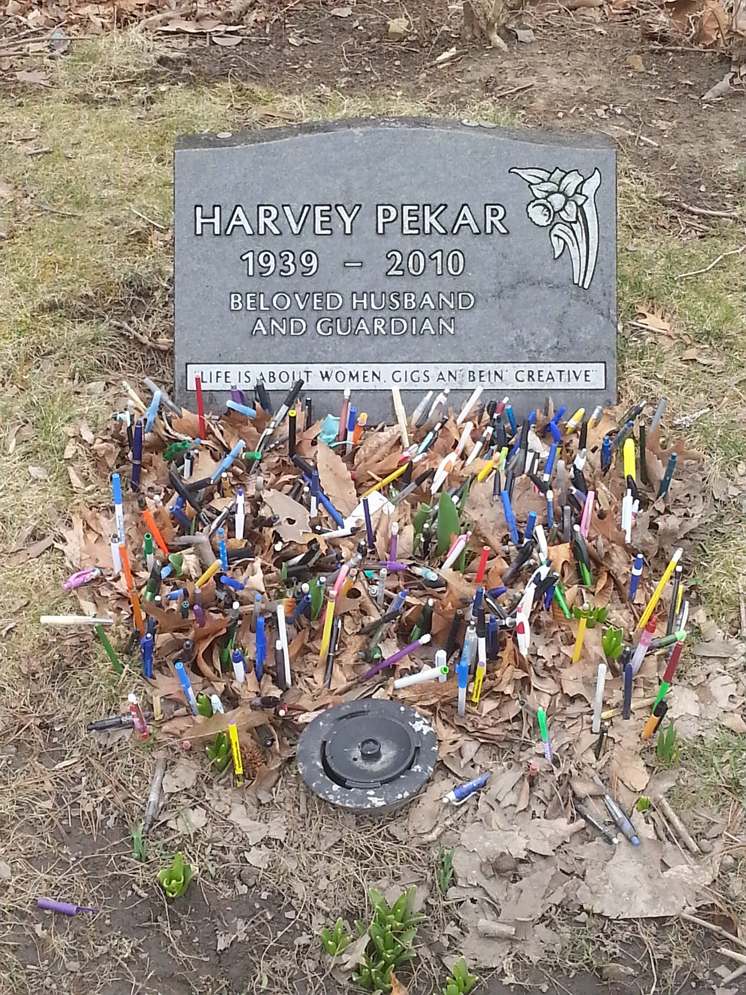 https://upload.wikimedia.org/wikipedia/commons/1/12/Harvey_Pekar_grave_stone.jpg