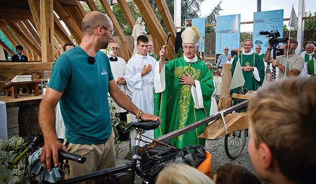 Charpentier a velo beni par un pretre