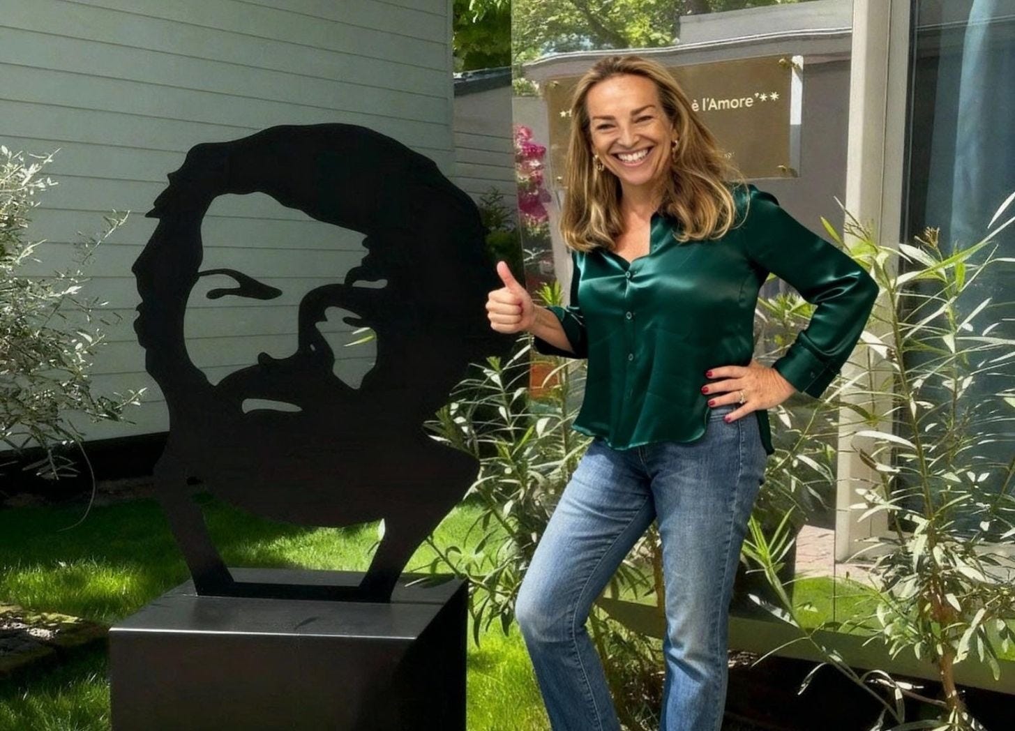 Cristiana Pedersoli con la scultura di Bud Spencer al Luxury Camp