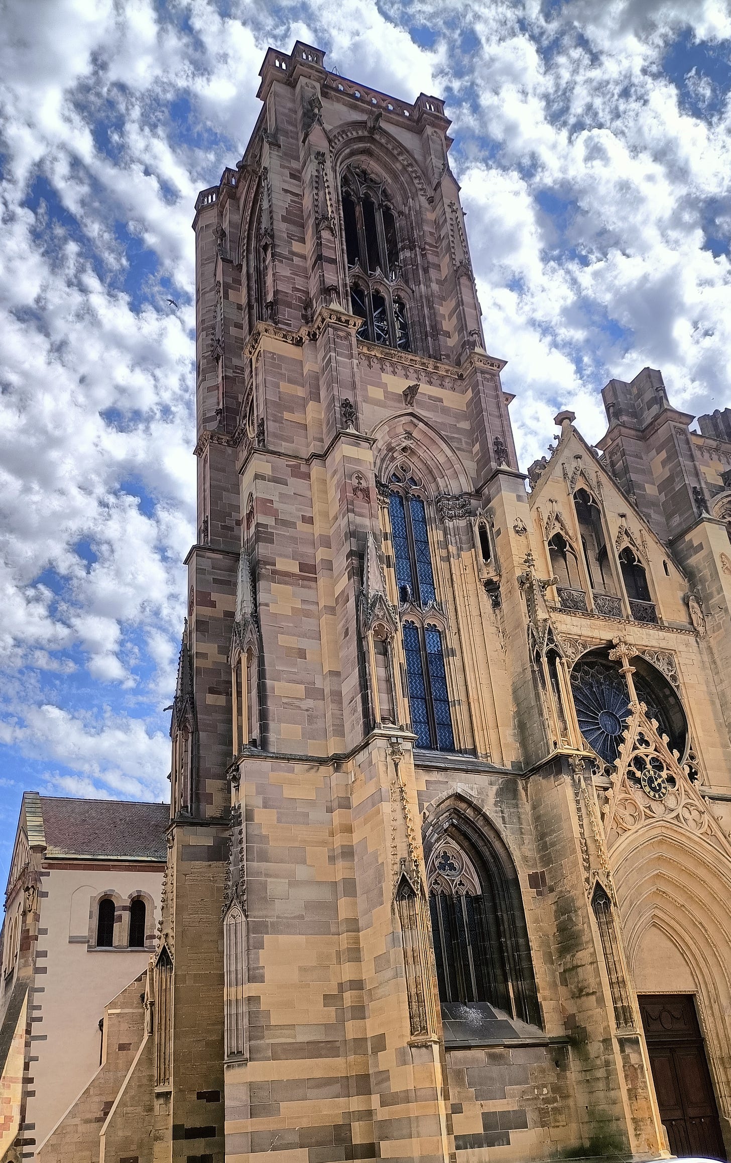 une église sur fond de ciel bleu nuageux