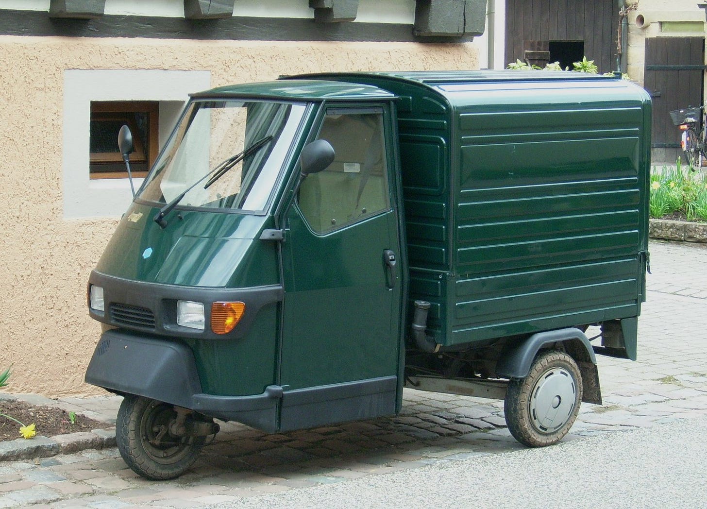 https://upload.wikimedia.org/wikipedia/commons/1/13/Piaggio_Ape_Kasten.jpg https://upload.wikimedia.org/wikipedia/commons/1/13/Piaggio_Ape_Kasten.jpg