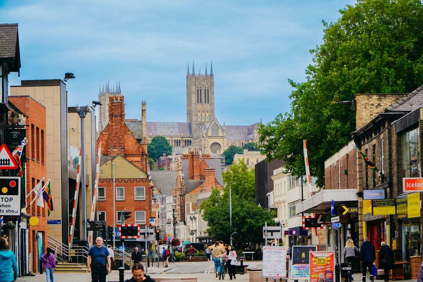 A street with buildings and trees

AI-generated content may be incorrect.