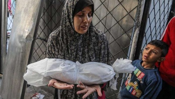 palestinsk kvinne med dødt barn