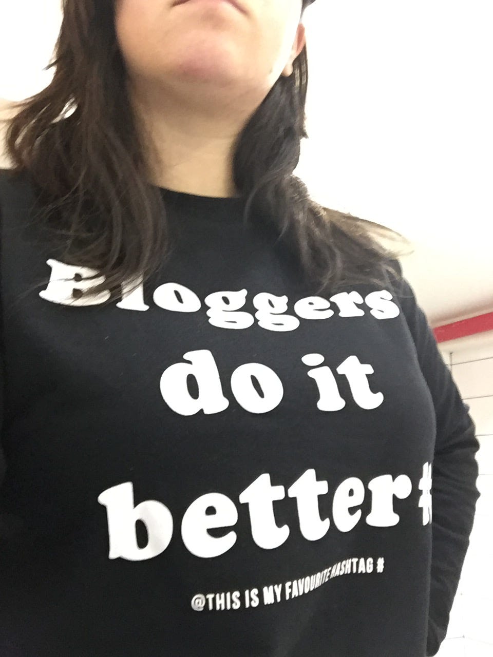 chedva wearing a sweter saying: bloggers do it better