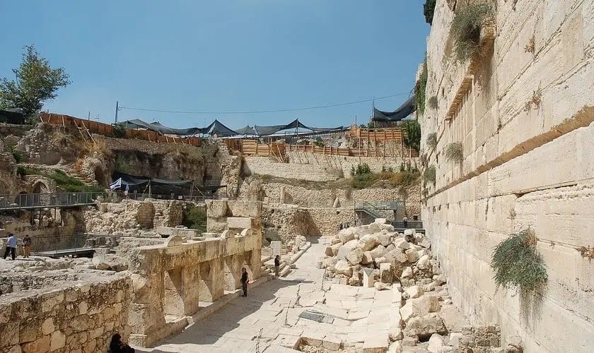 Descoberto antigo fosso que protegia reis bíblicos em Jerusalém. Descoberto antigo fosso que protegia reis bíblicos em Jerusalém.