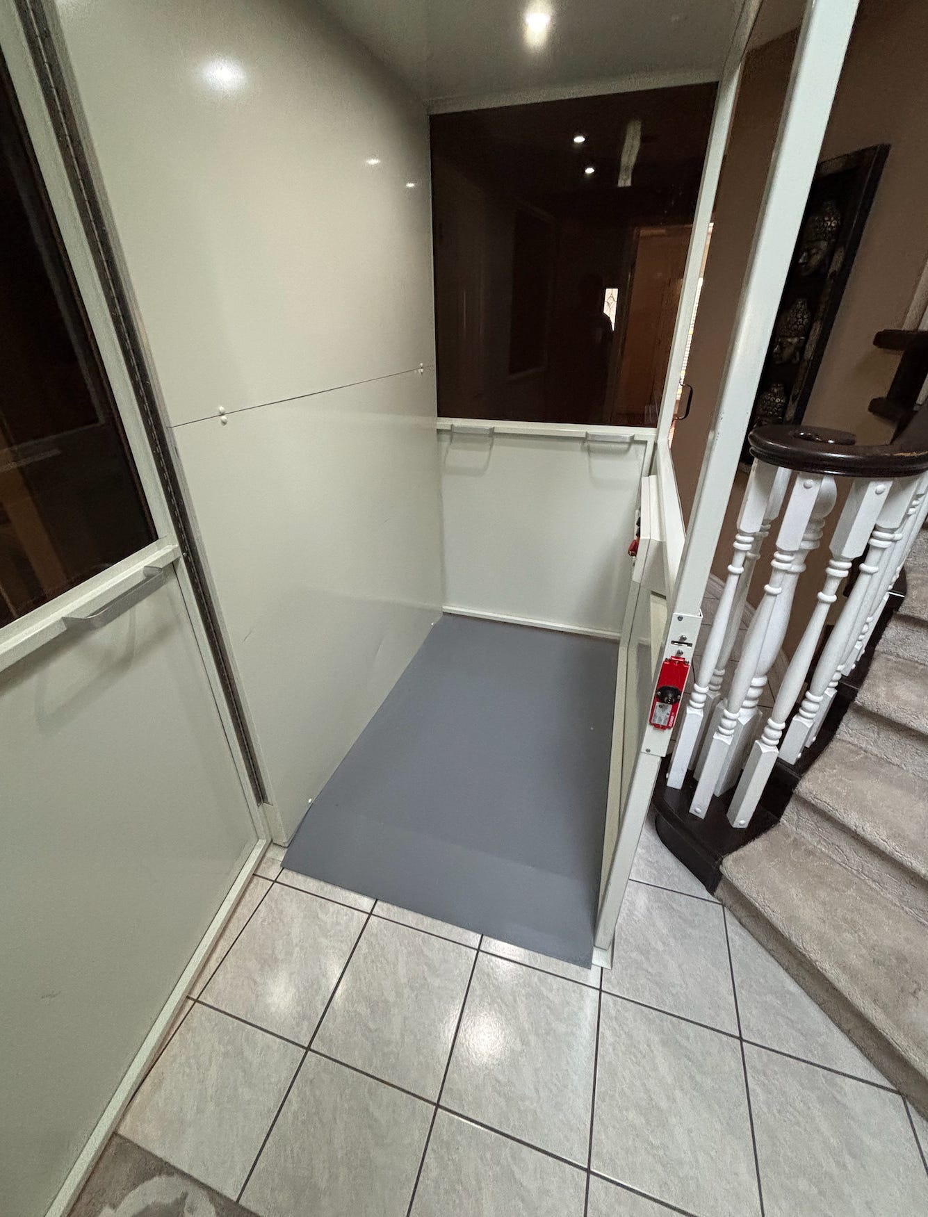 A elevator in a hallway

AI-generated content may be incorrect.