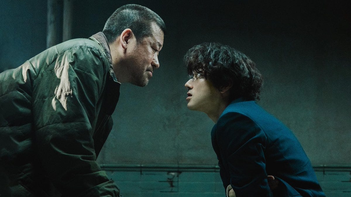 映画『爆弾』 Netflix独占配信スタート！ 山田裕貴 佐藤二朗 出演 すべての始まりは 酔って逮捕されたごく平凡な中年男  スズキタゴサクの一言だった。 「霊感で事件を予知できます。 これから3回、次は1時間後に爆発します」 東京をまるごと恐怖に陥れる 連続爆破事件が ...