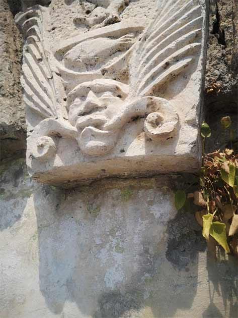 Carved detailing on one of the buildings. (Aleksa Vučković)