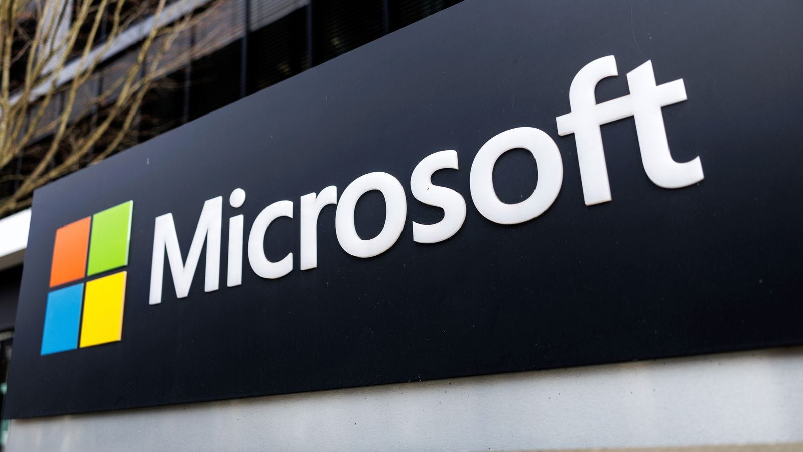 The History and Technological Legacy of Microsoft in Global IT The History and Technological Legacy of Microsoft in Global IT