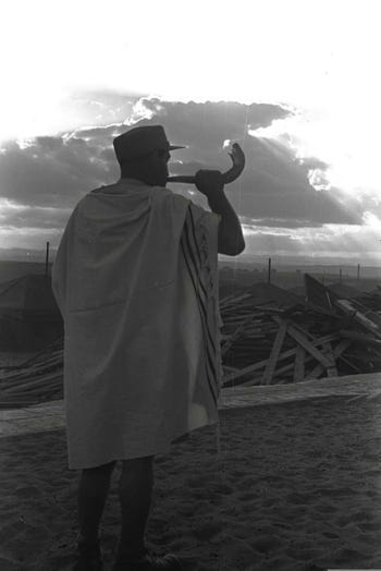 Blowing the shofar at dawn, during the Israeli war of independence, 01/10/1948