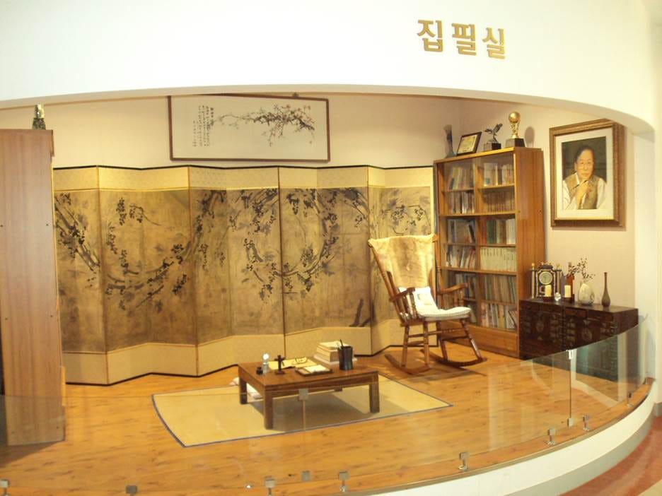 A room with a folding screen

AI-generated content may be incorrect.