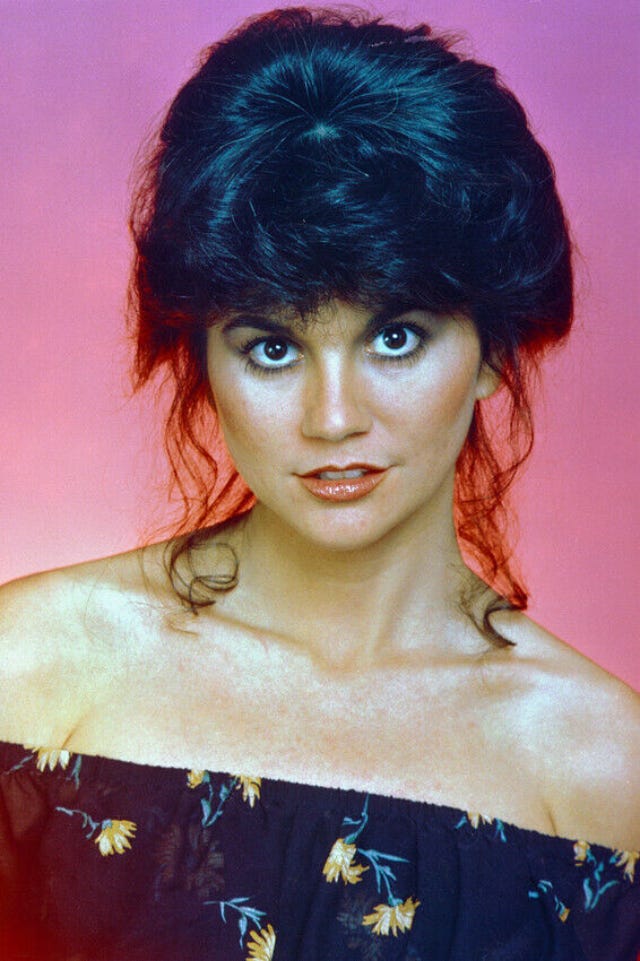 Young Linda Ronstadt, a rock and folk visionary, capturing the hearts of millions. Young Linda Ronstadt, a rock and folk visionary, capturing the hearts of millions.