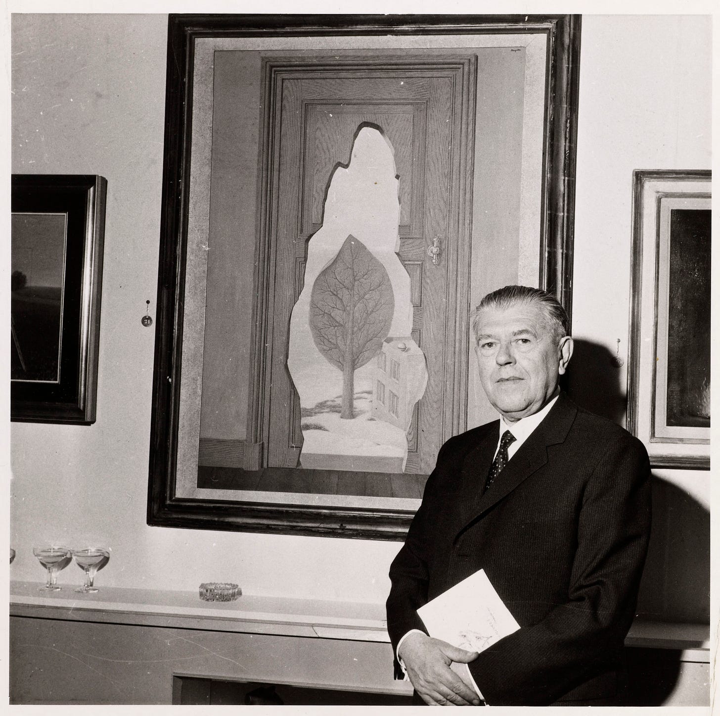Portrait en buste du peintre surréaliste René Magritte (1898 Portrait en buste du peintre surréaliste René Magritte (1898