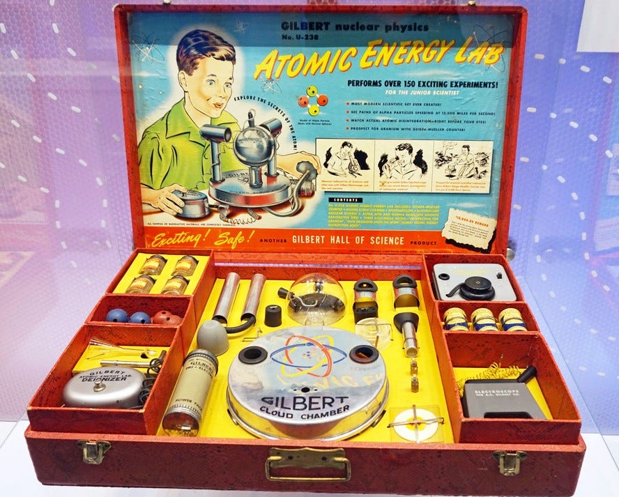 Brinquedo Laboratório de Energia Atômica Gilbert U-238 queria proporcionar a crianças da década de 1950 uma experiência fiel como cientista atômico. E, para isso, continha até uma porção de urânio