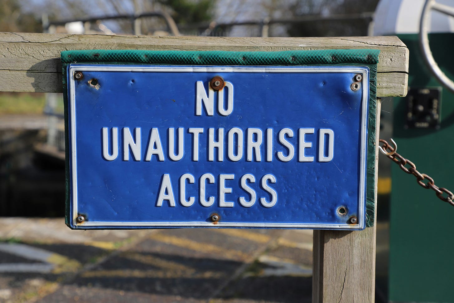 Panneau "No Unauthorised Access" en lettre blanches sur fond bleu.
