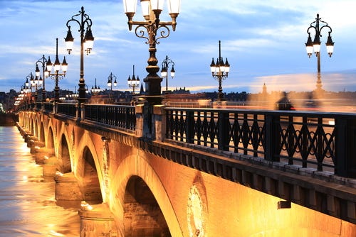 Bordeaux_Eo naya_Shutterstock
