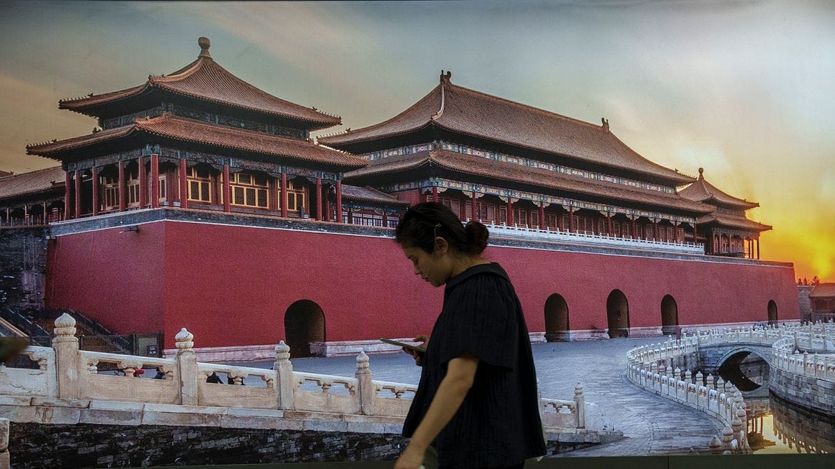 中國人民2025年在北京天安門前,中國共產黨將在京西賓館舉行第二十屆四中全會。(美聯社) 中國人民2025年在北京天安門前,中國共產黨將在京西賓館舉行第二十屆四中全會。(美聯社)